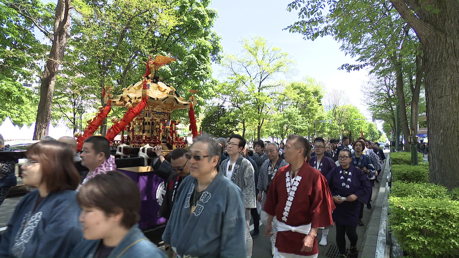 初夏の札幌を練り歩く「みこし渡御」
