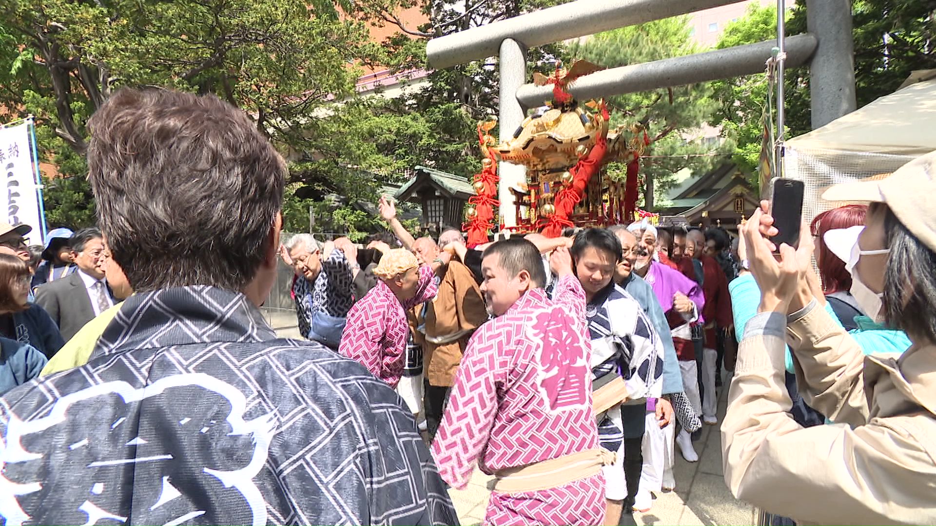 伝統のみこしが大通公園周辺を練り歩く