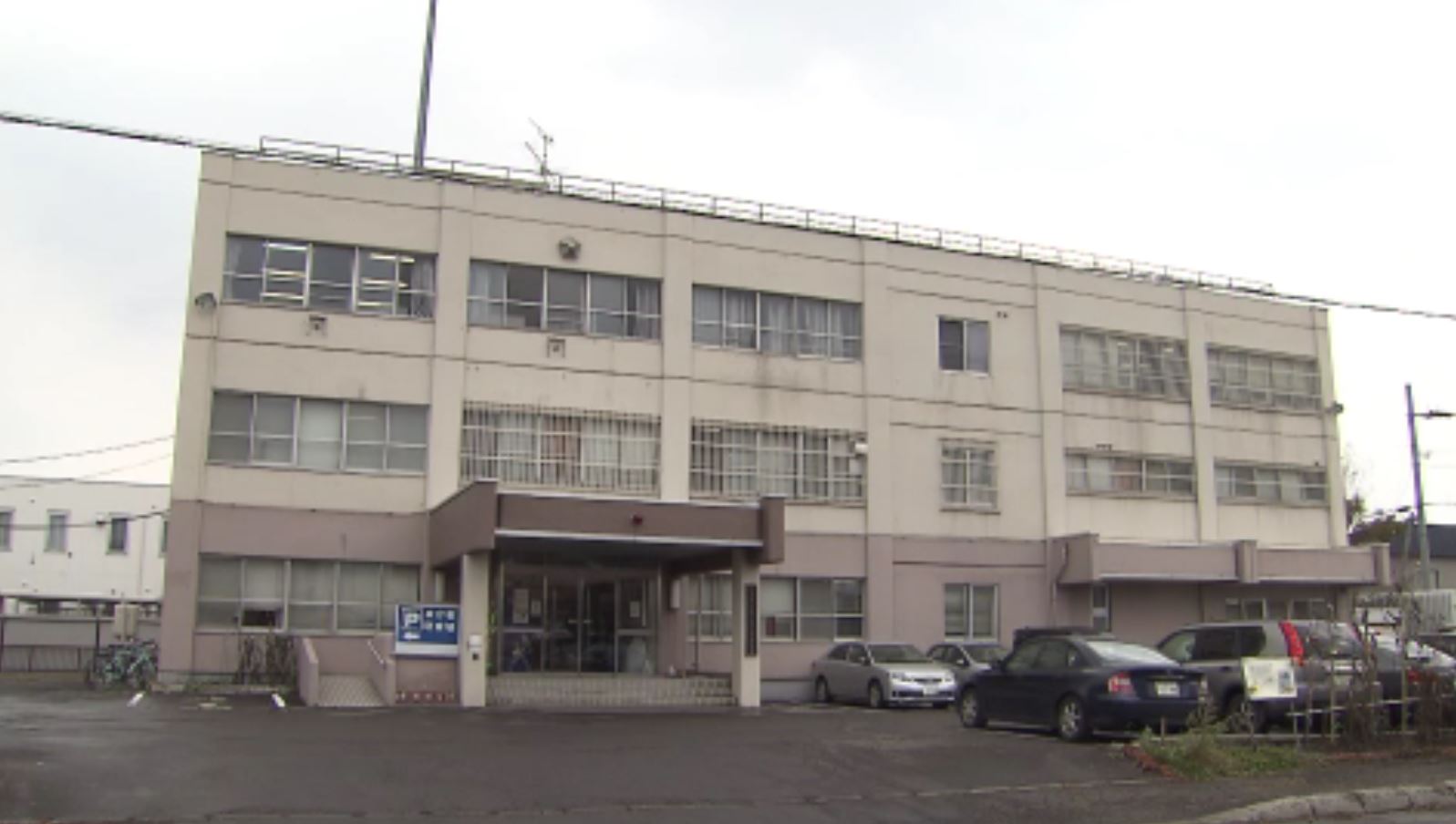 男を逮捕した北海道警江別署