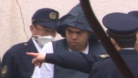 送検される竹内陸容疑者(26)