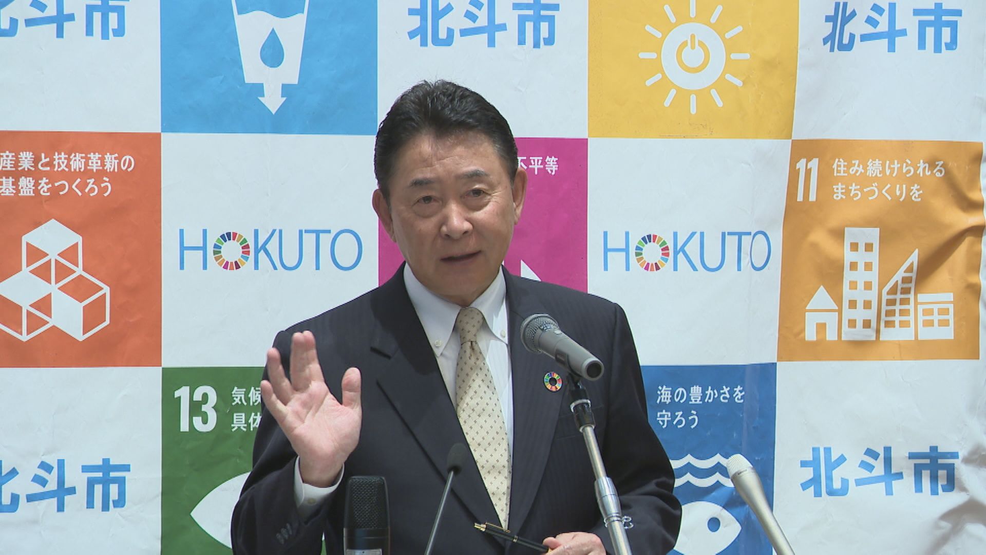 定例記者会見を行う北斗市の池田達雄市長(5月19日)