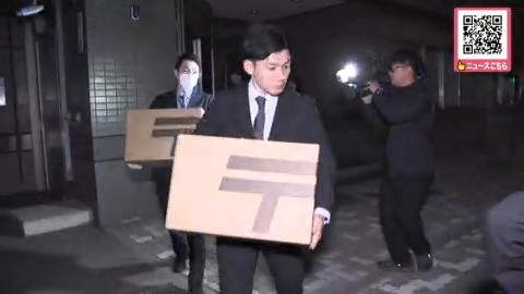 段ボールを運び出す公取委の職員