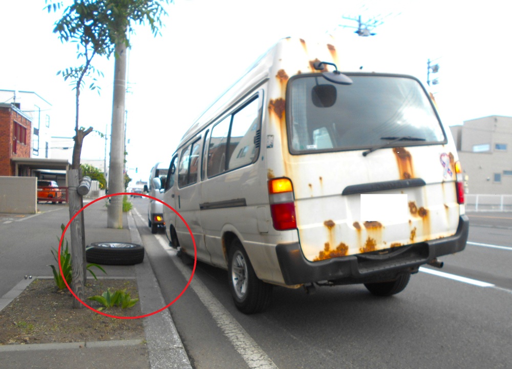 タイヤが脱落した車(提供:北海道警)