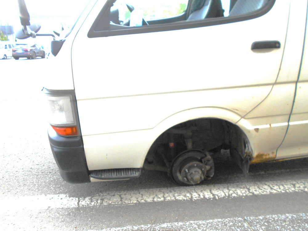タイヤが脱落した車（提供：北海道警）