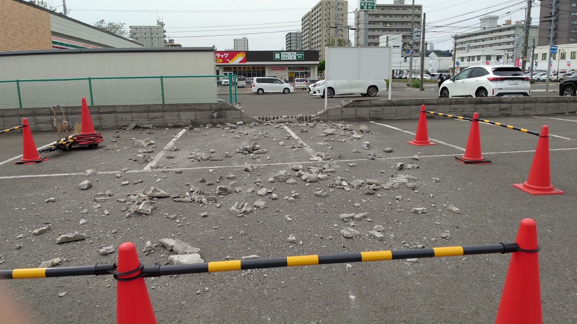 車の衝突により崩れたブロック塀