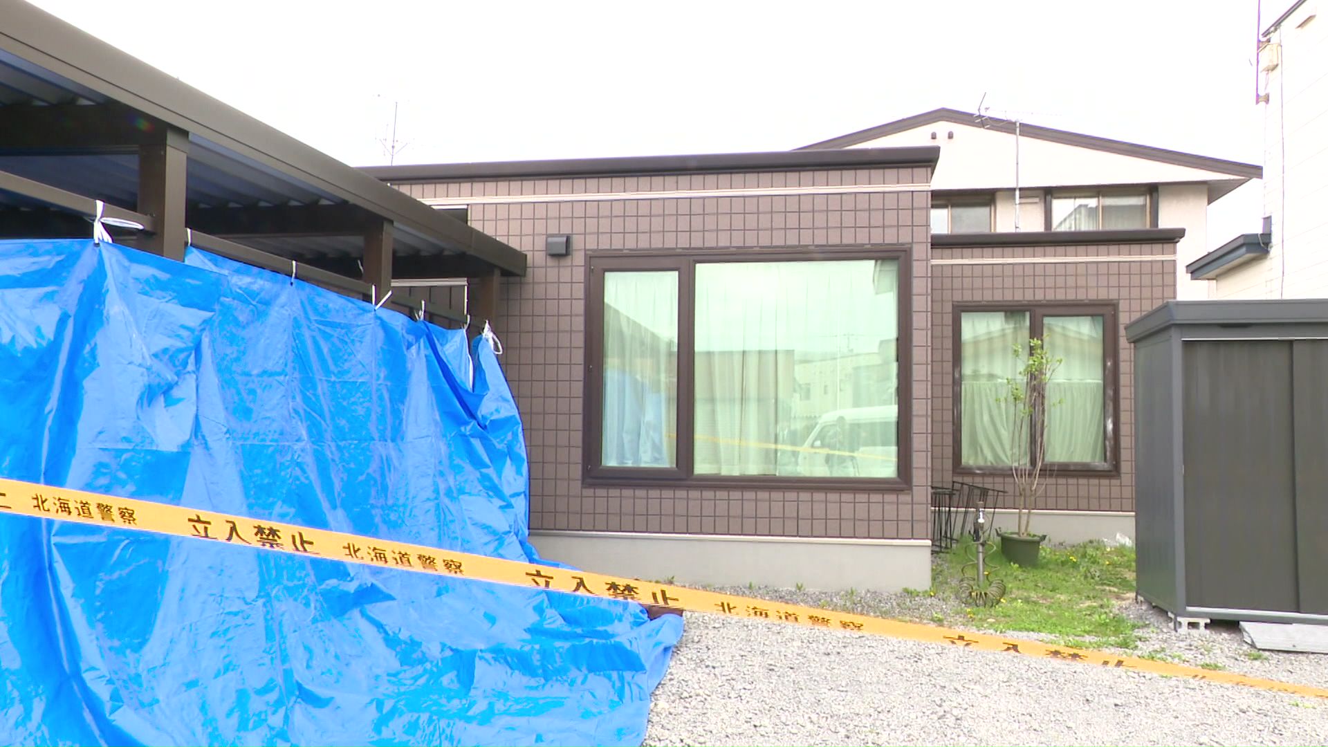 警察が家宅捜索に入った鈴木容疑者の自宅（2026年4月）