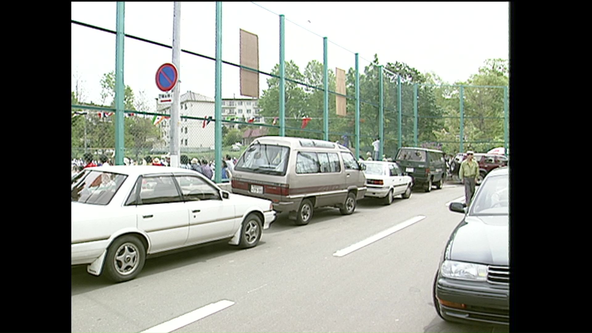 学校周辺にびっしりと保護者たちの車が止まっていたことも