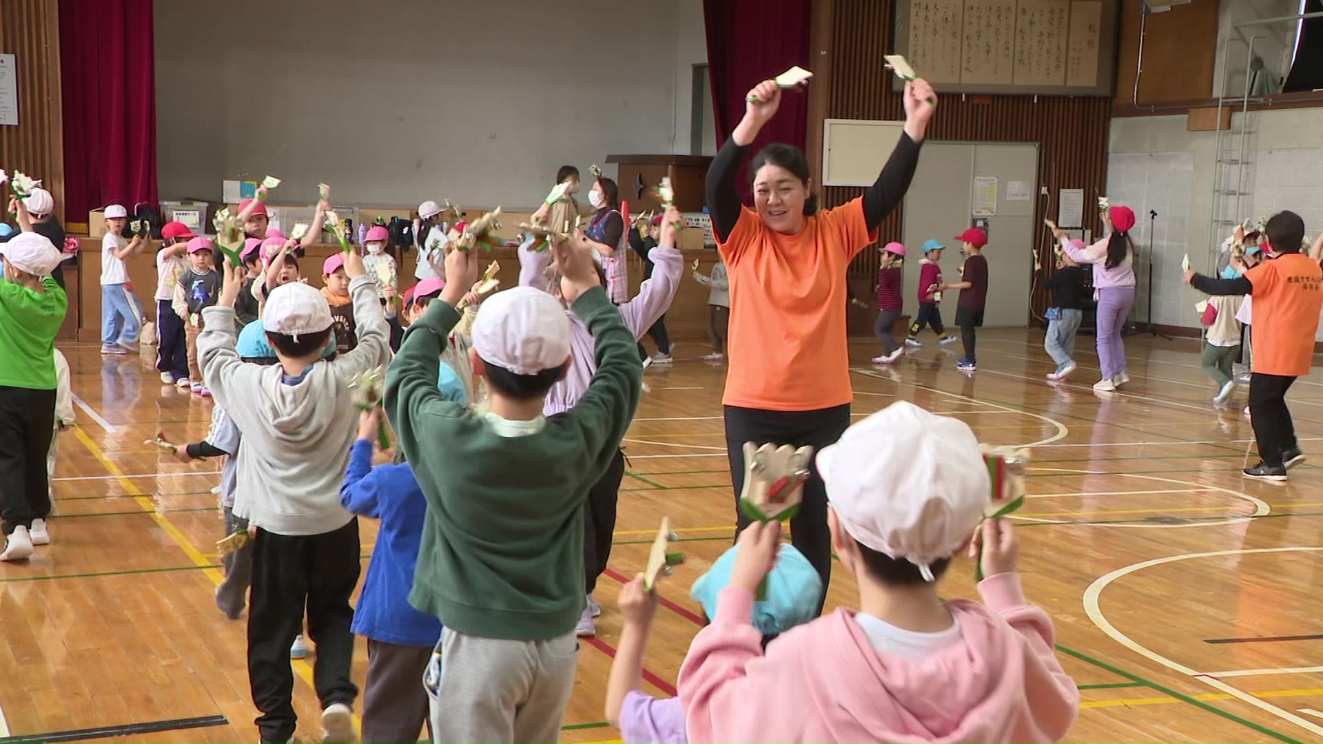 付近の住民が先生役を担い、運動会で披露する踊りを練習