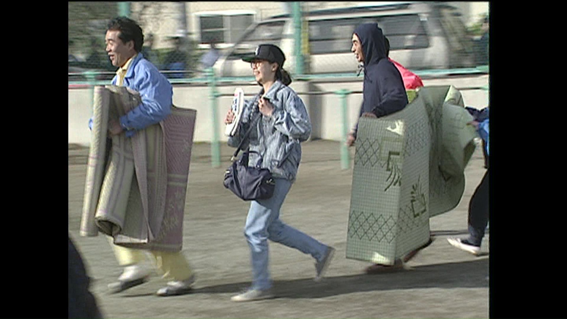 場所取り合戦はまさに“大人たちの運動会”