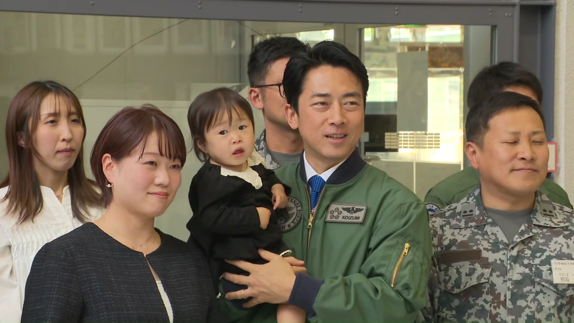 隊員家族らとも交流する小泉防衛大臣