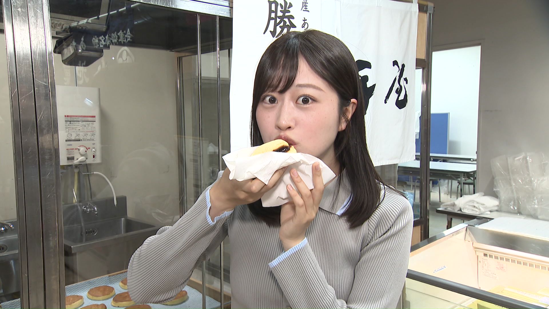 「出来立てで食べるとあんこもとろけるような食感」と板橋アナウンサー