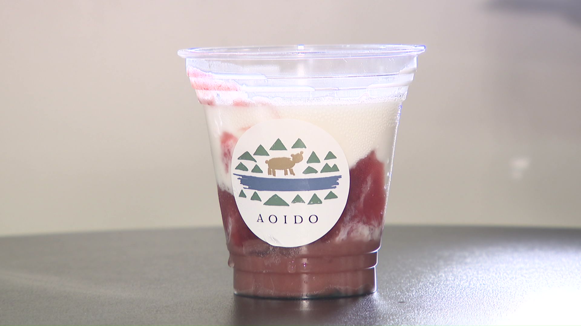 道産いちごとつぶあんを合わせた「いちご餡」がからむ飲むあんこ