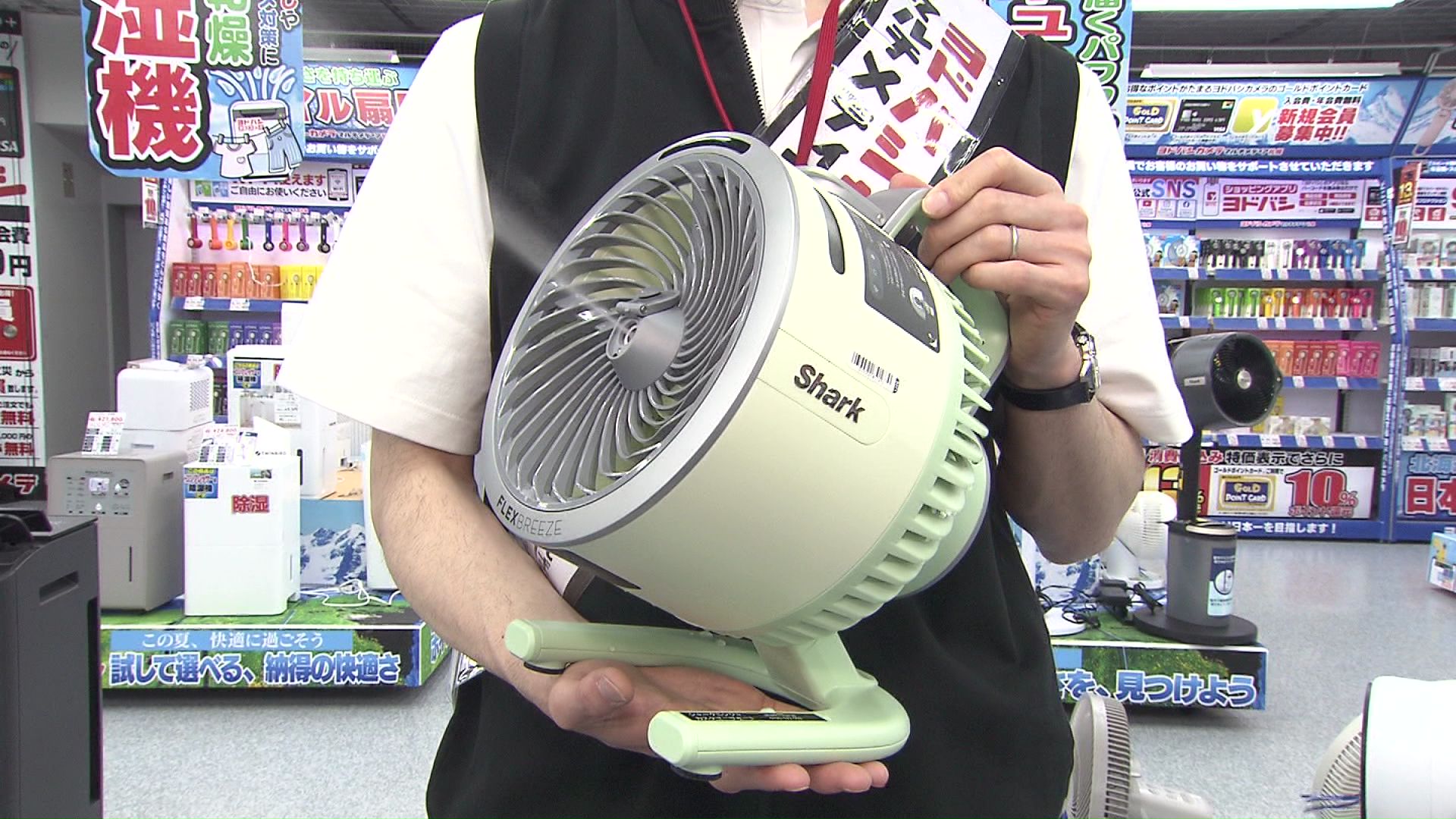 ミストが放出され体感温度を下げてくれる扇風機も