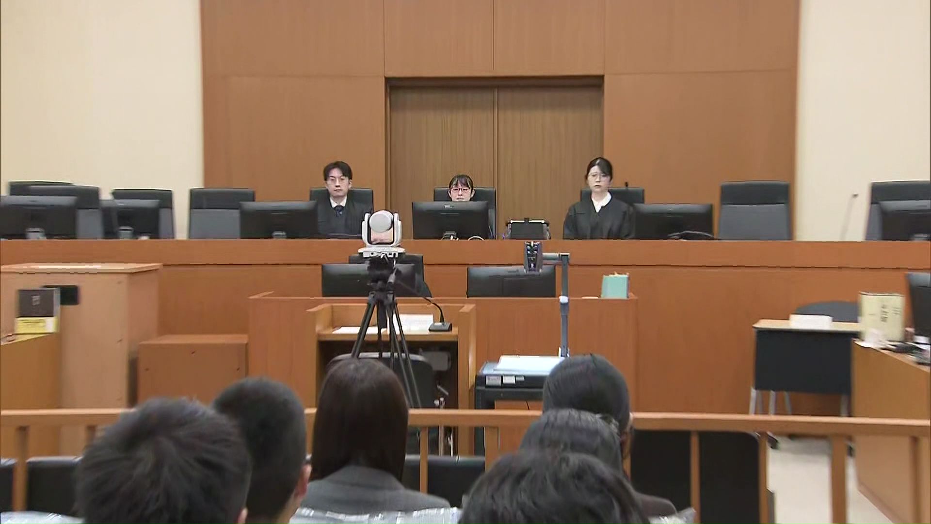 女の暴行を目撃していた少年が証人としてリモート出廷