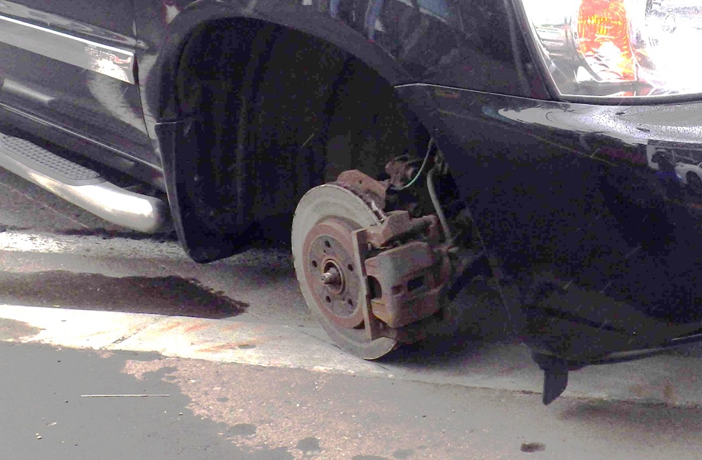 タイヤが脱落した乗用車(提供:道警)