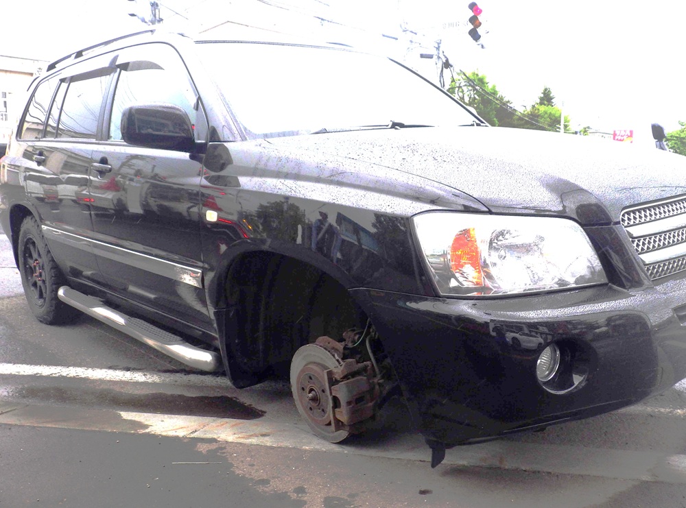 タイヤが脱落した乗用車（提供：道警）