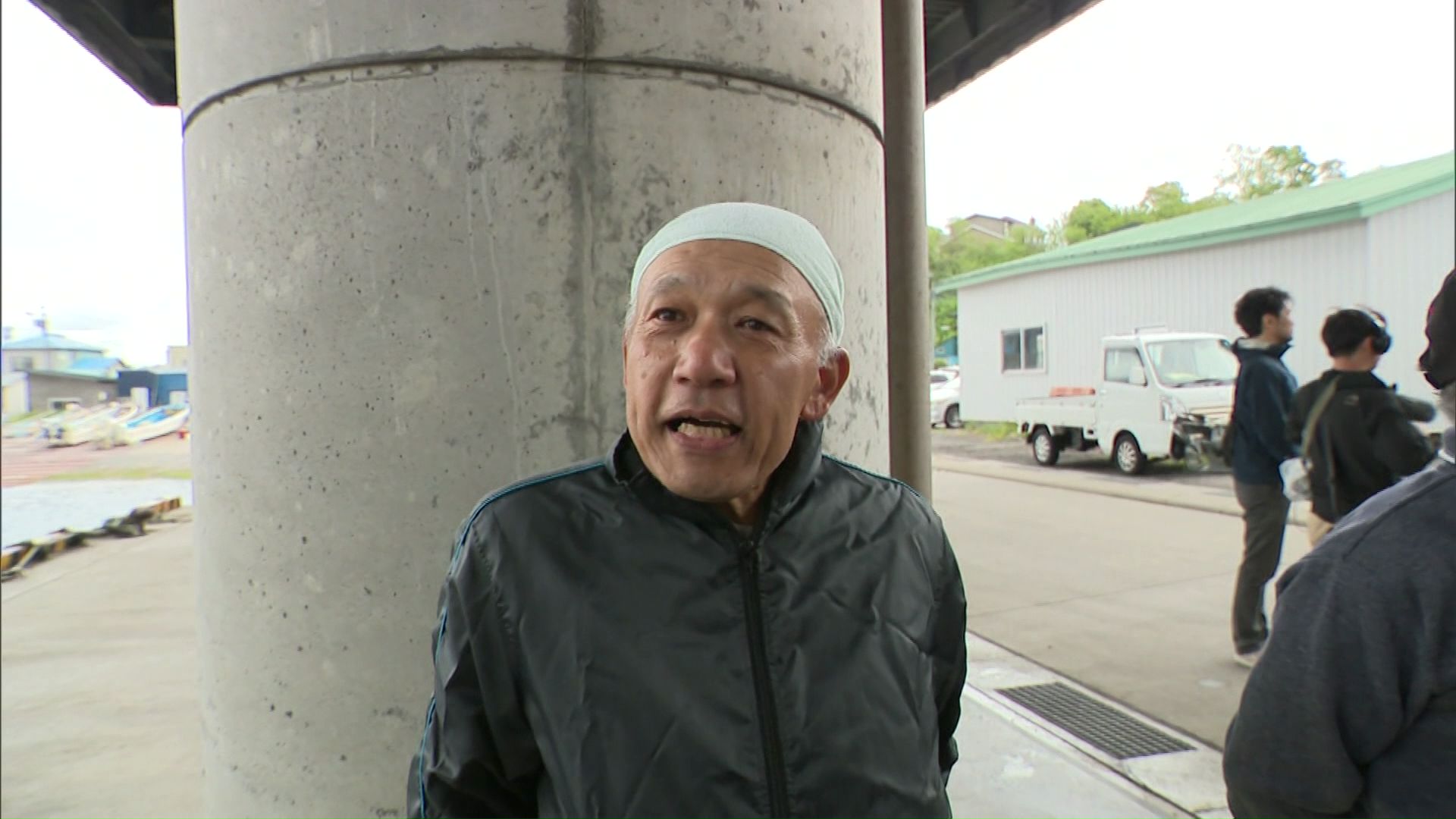 今後について心配するイカ漁師