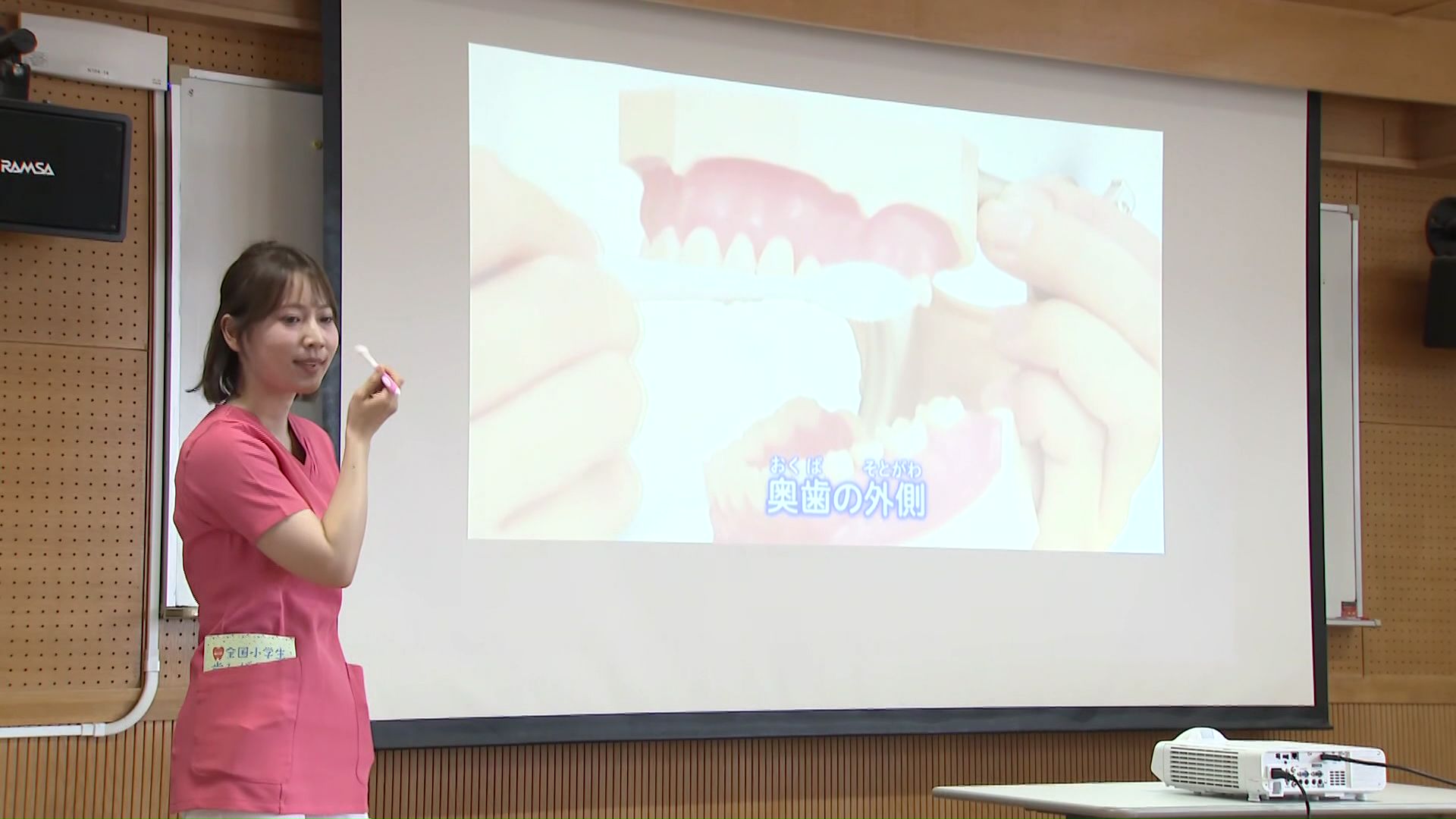 歯みがきの正しいみがき方をレクチャー(新琴似北小学校)