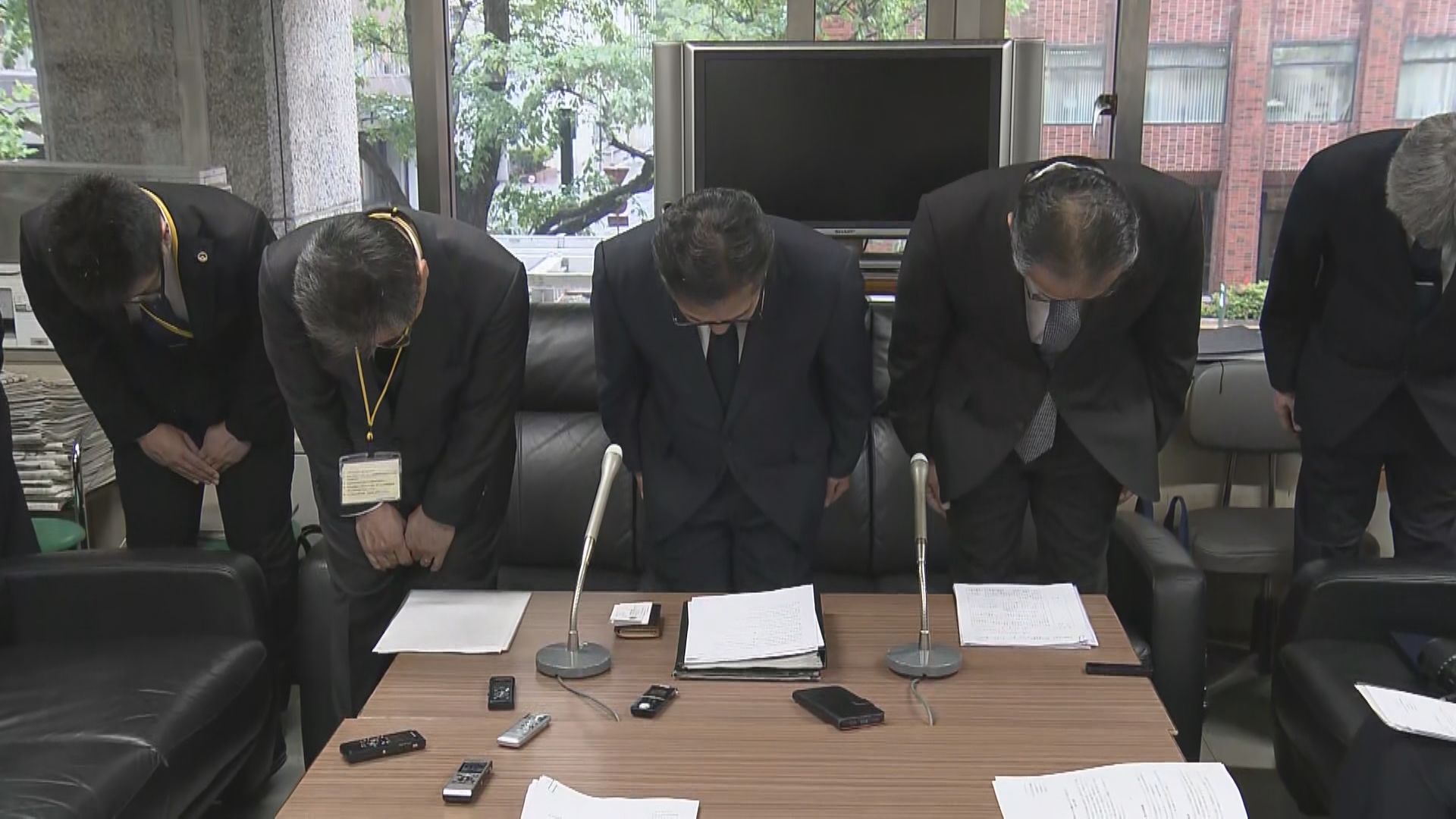 個人情報の流出を謝罪する国立病院機構の関係者
