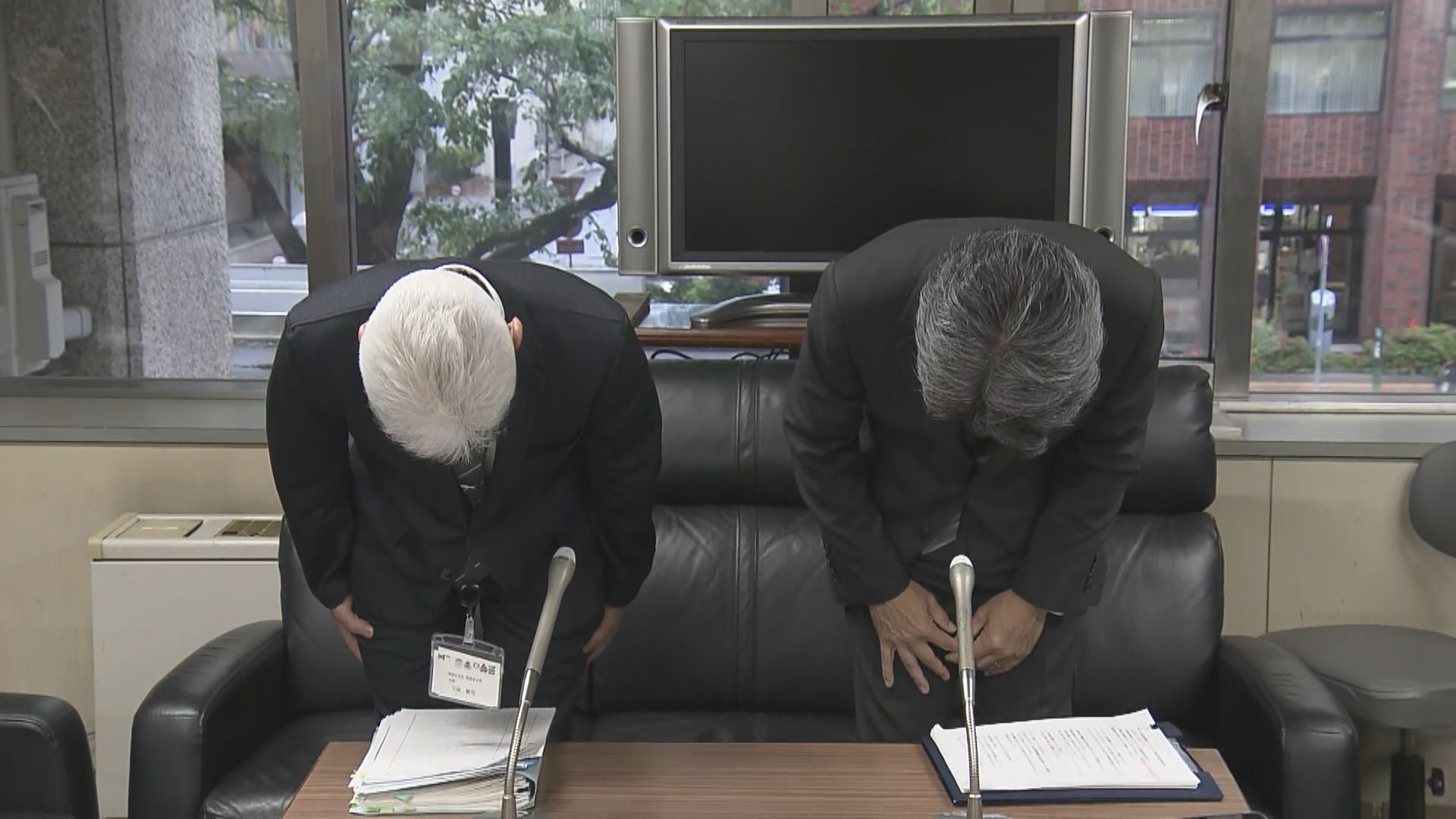 個人情報の流出を謝罪する北海道の担当者