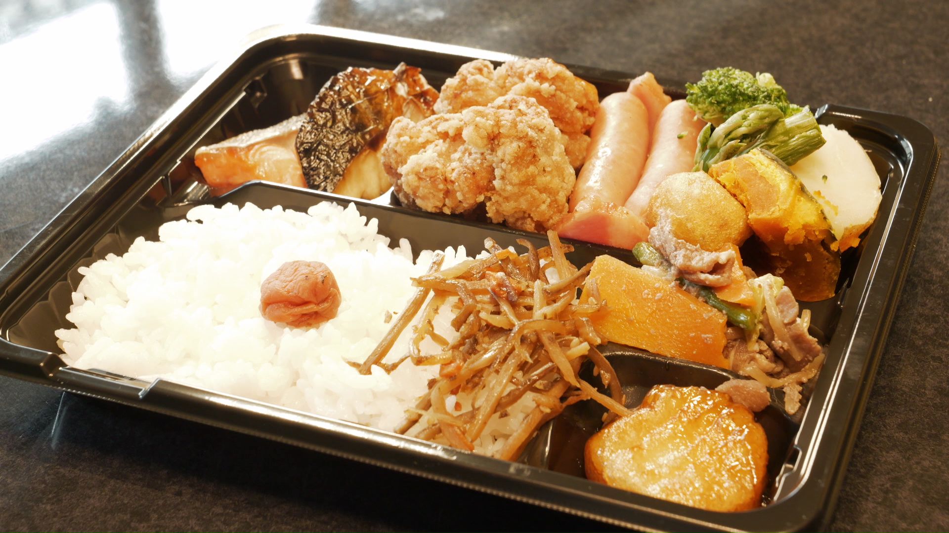 ホテルのビュッフェの食材を使った弁当、なんと450円！
