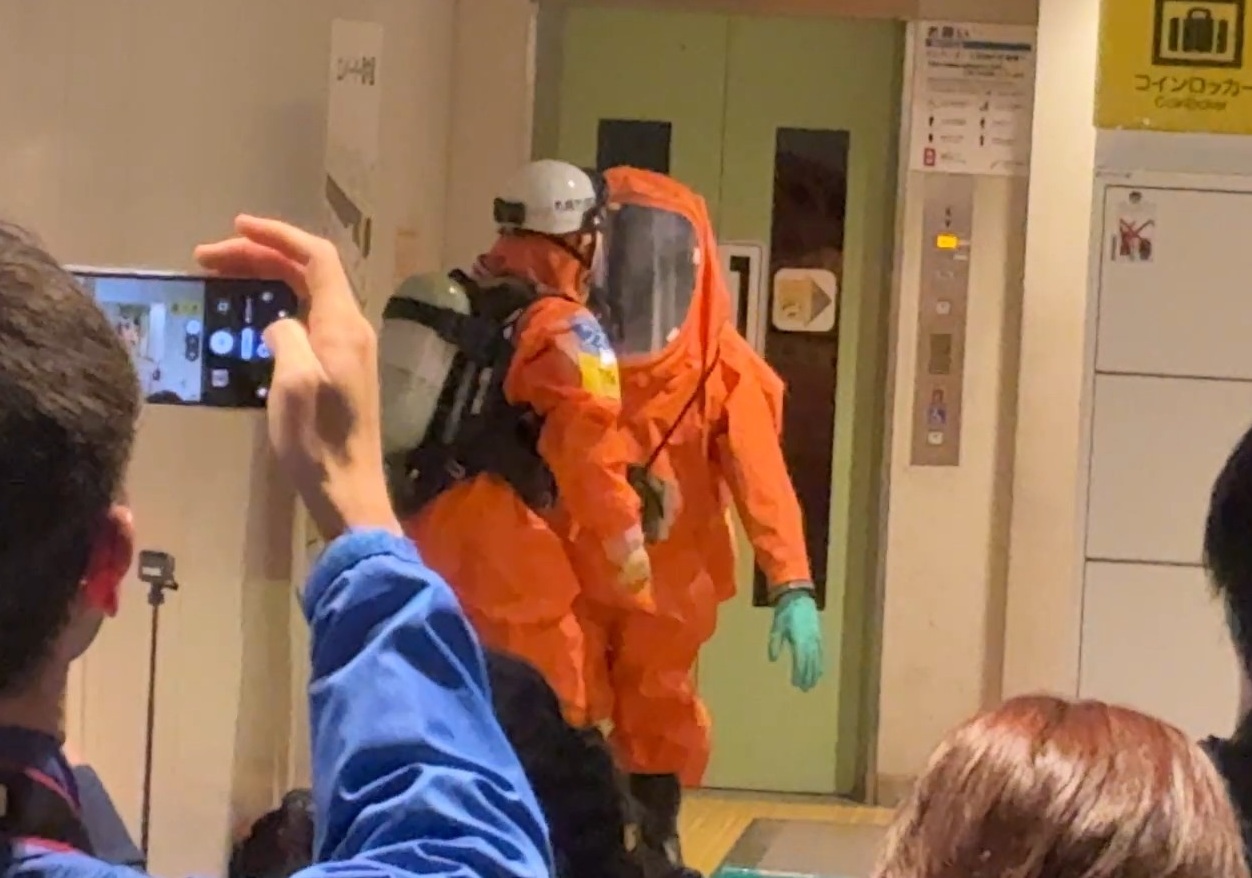 防護服を着た消防隊員(撮影:視聴者)