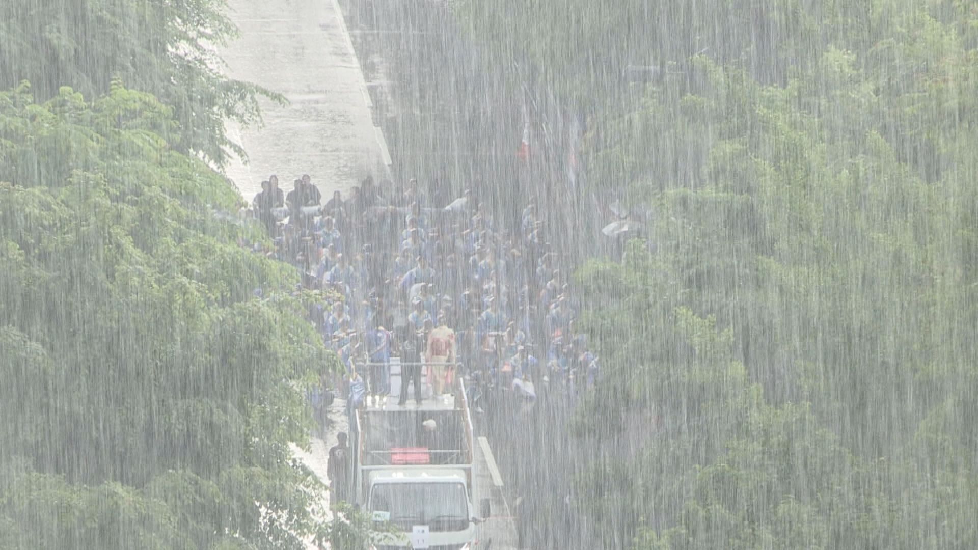 YOSAKOIソーラン祭りの演舞中に大雨（午後12時30分ごろ）