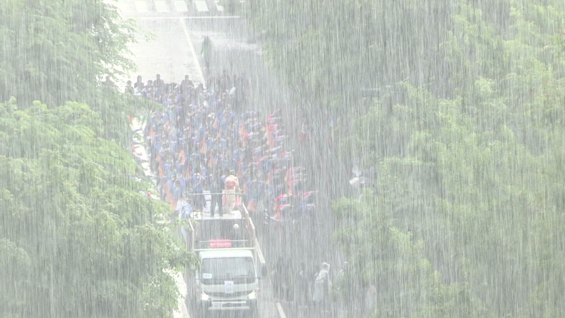 一時、大雨に見舞われた大通パレード会場(札幌市)