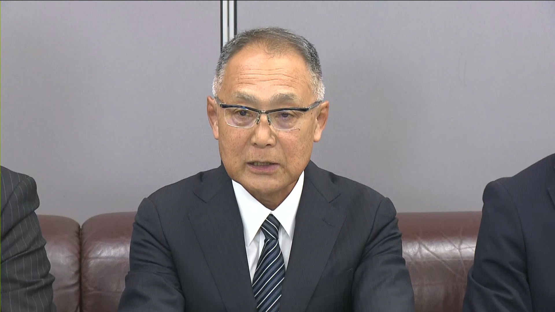 会見で謝罪する北海道共同募金会の瀬尾会長