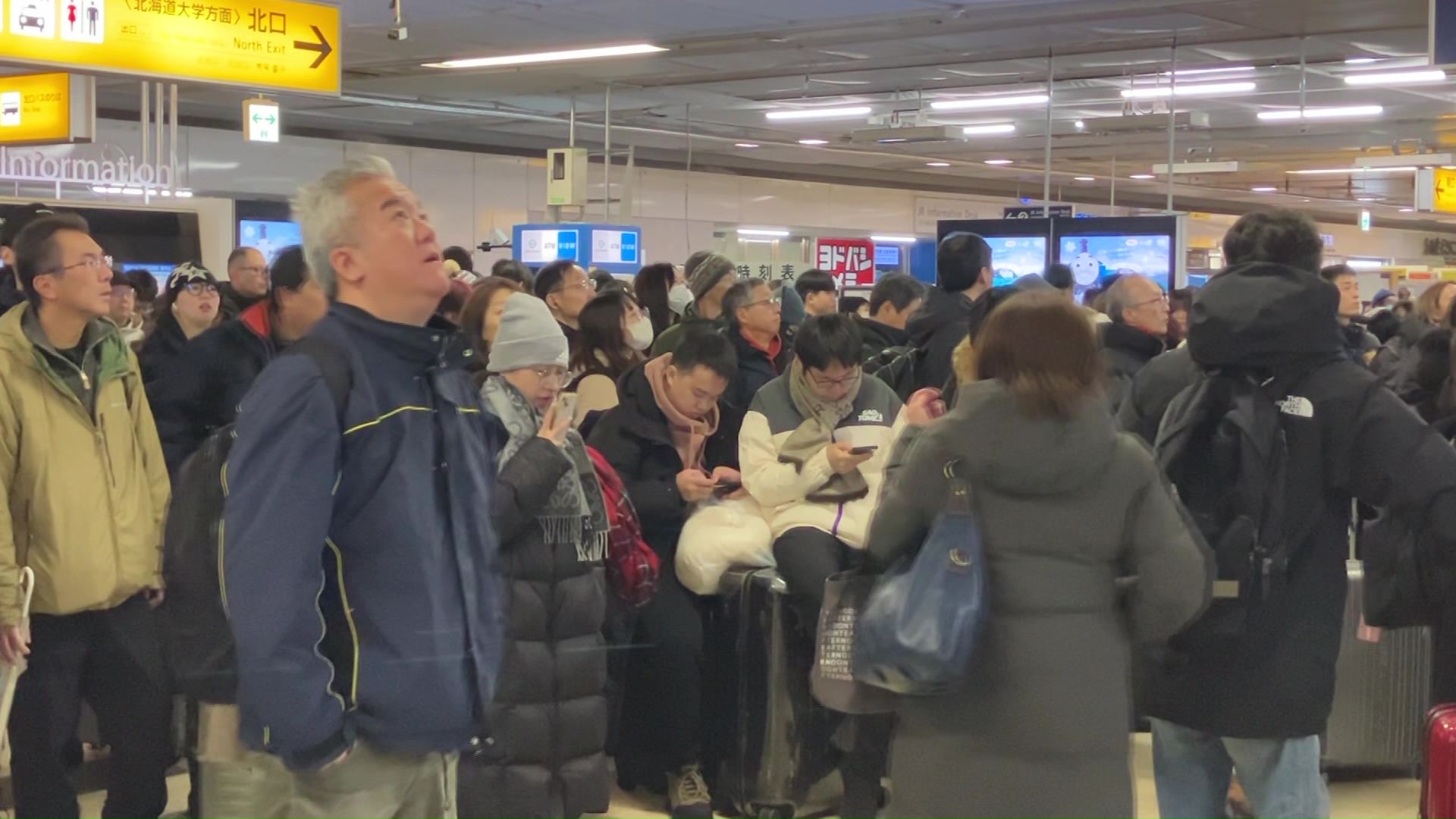2026年1月の大雪で運休した際は、改札外には大勢の人が（撮影：視聴者）