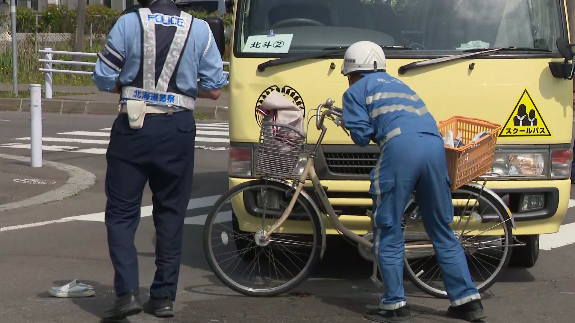 交差点で自転車に乗った女性がスクールバスにはねられた