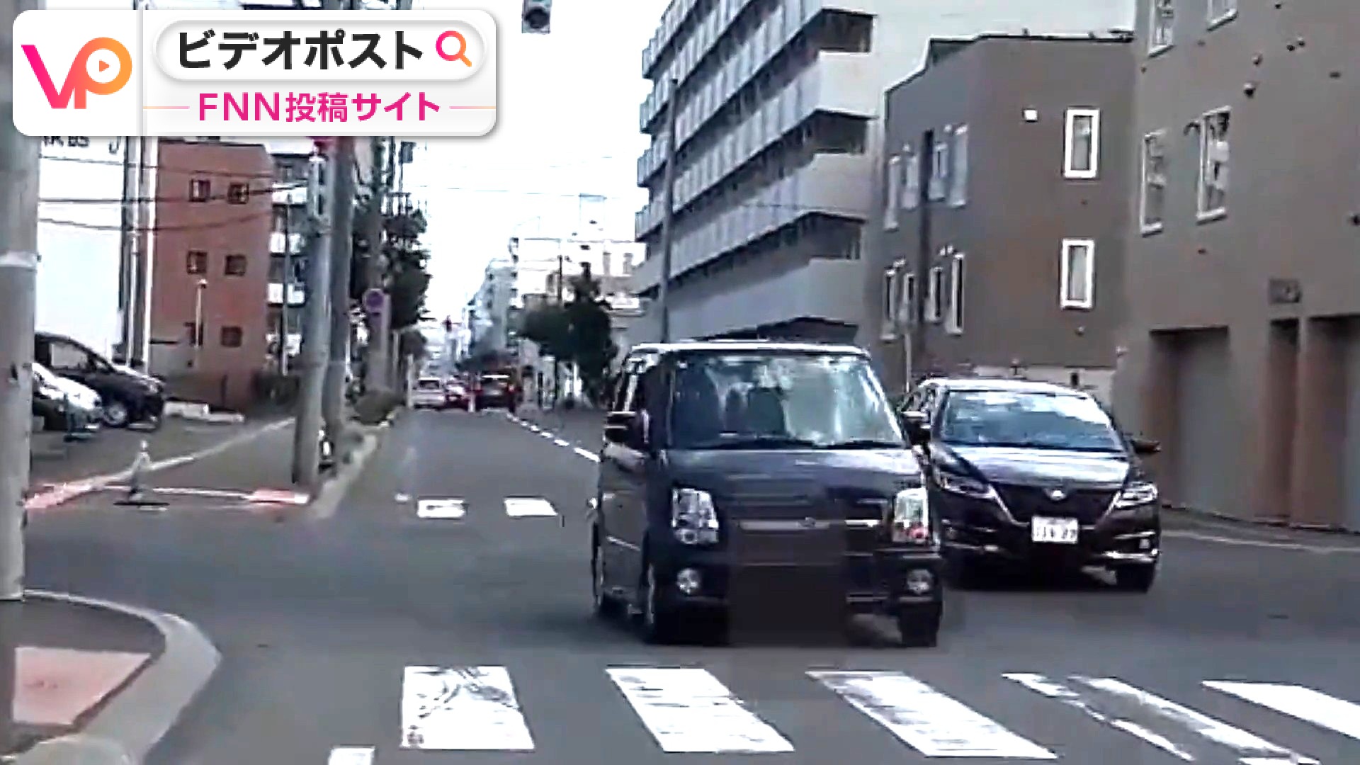 交差点で無謀な追い抜きをかける車（撮影：視聴者）