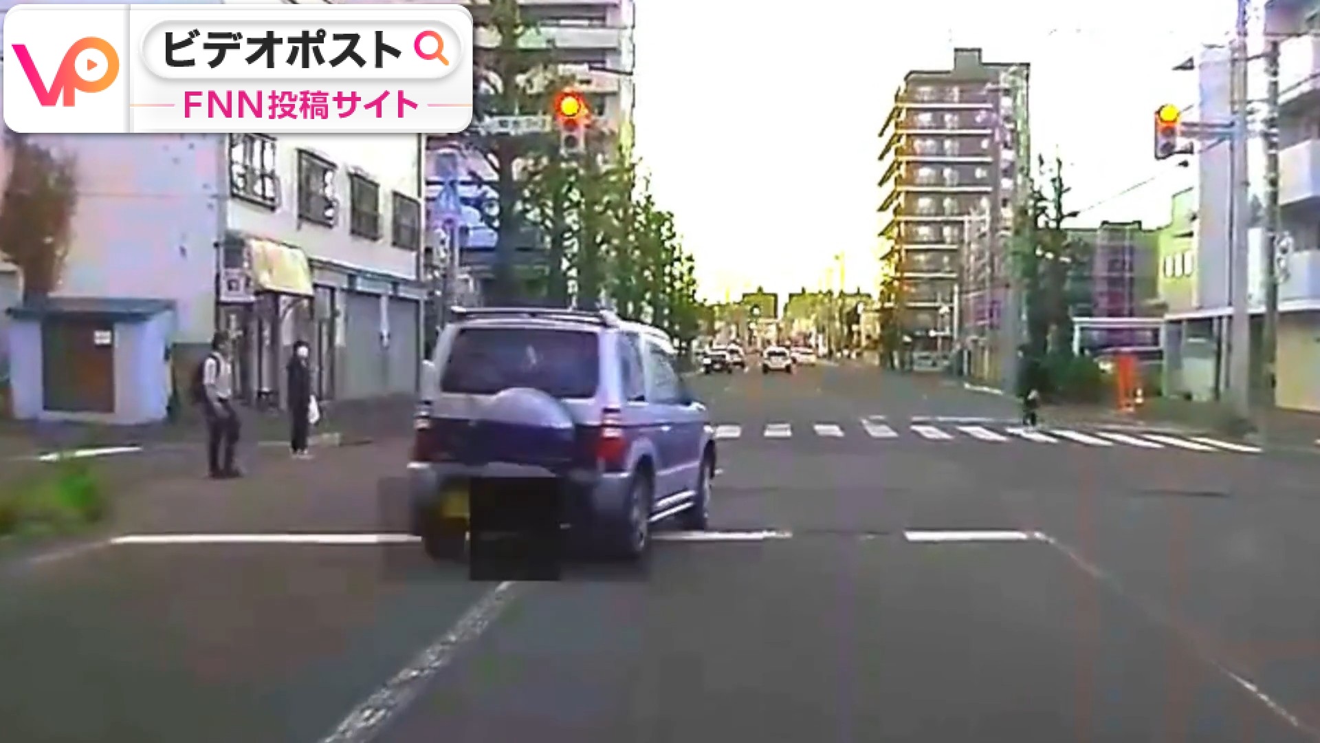赤信号なのに突っ込んでいく車（撮影：視聴者）