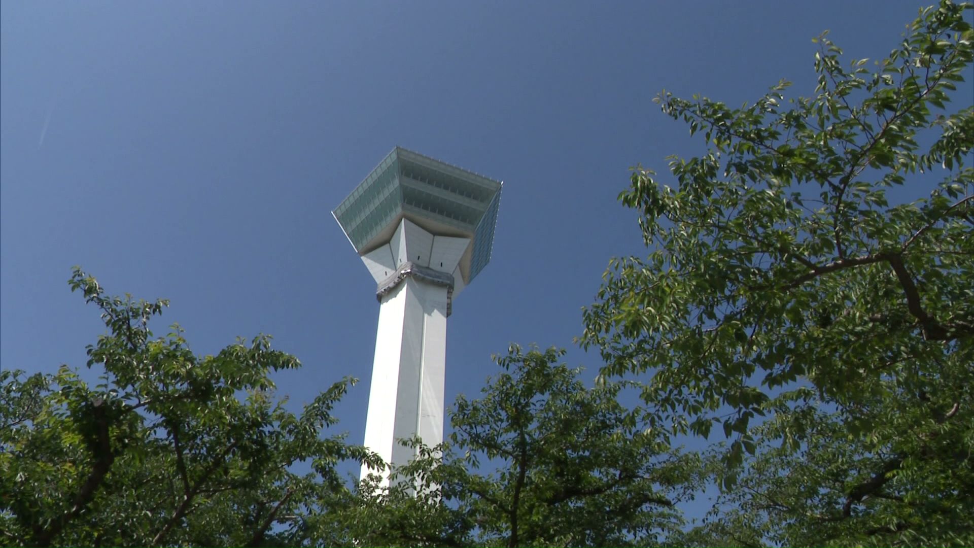 お色直し終えた五稜郭タワーは11月にお目見えの予定