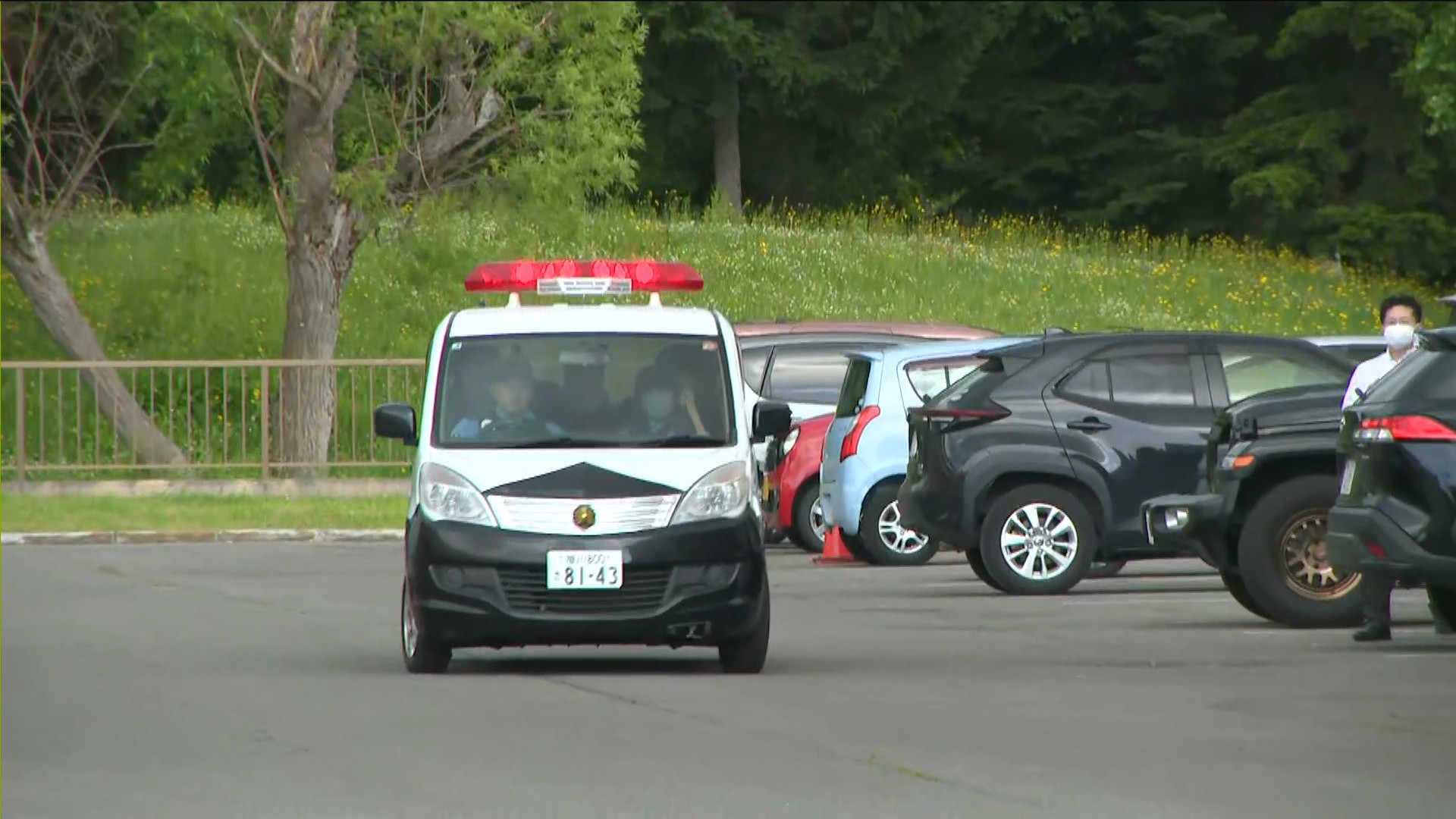 男を乗せたとみられるパトカー