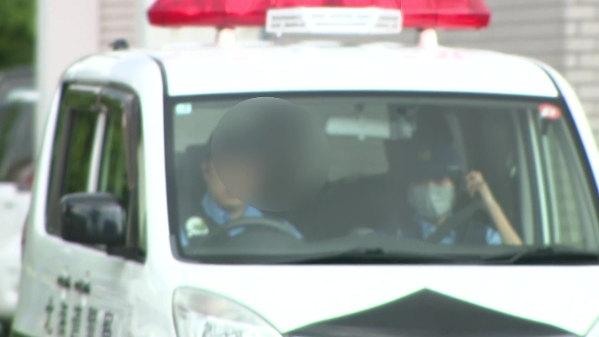 法廷に突然侵入した男は現行犯で逮捕