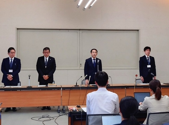 会見を開いて謝罪した大泉市長ら市幹部