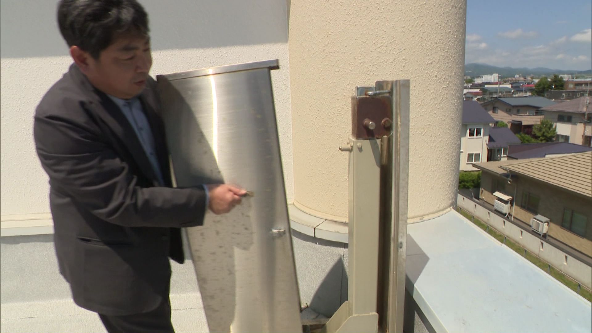 避難設備を確認する松倉教頭