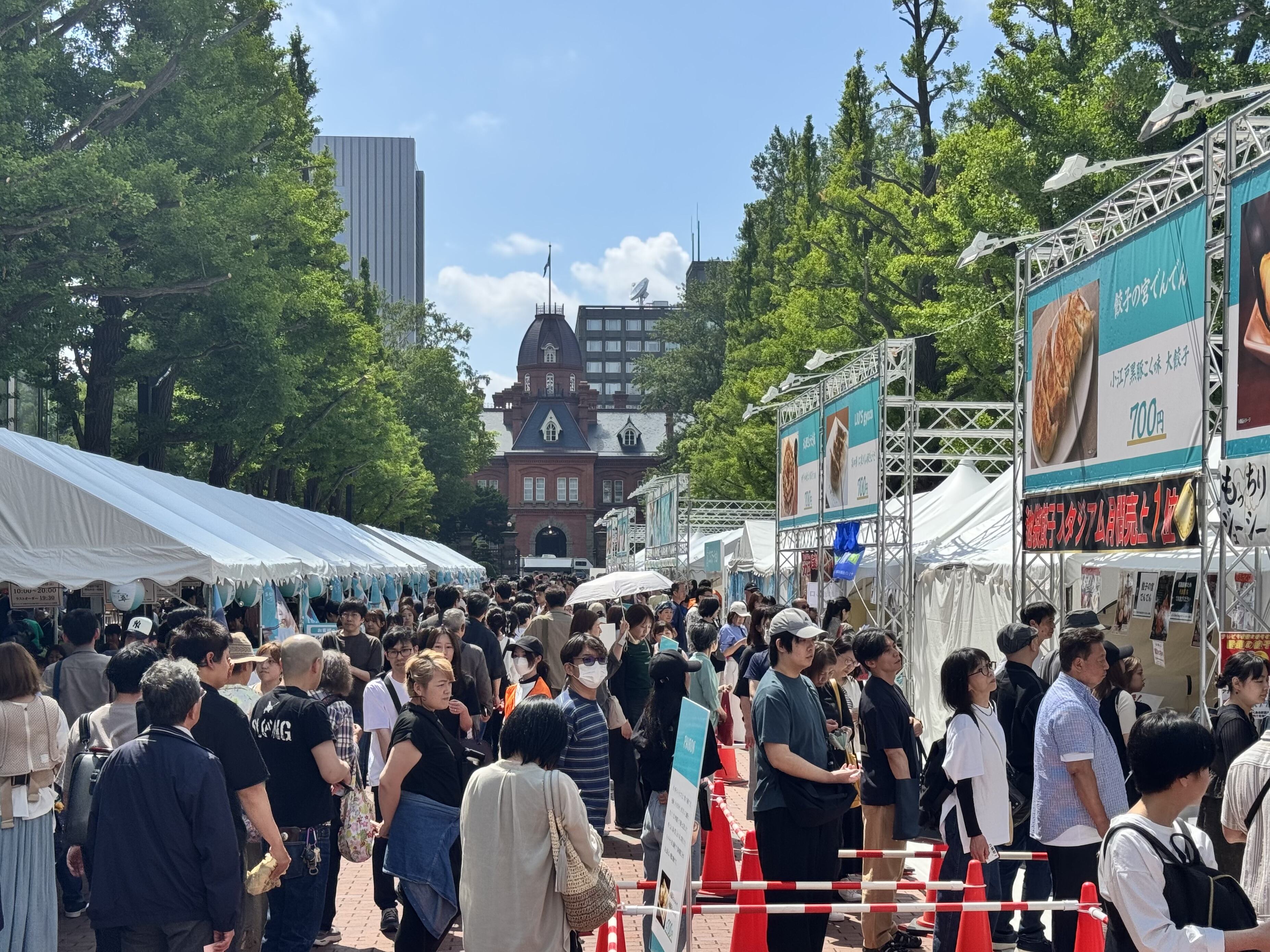 来場者でにぎわう会場