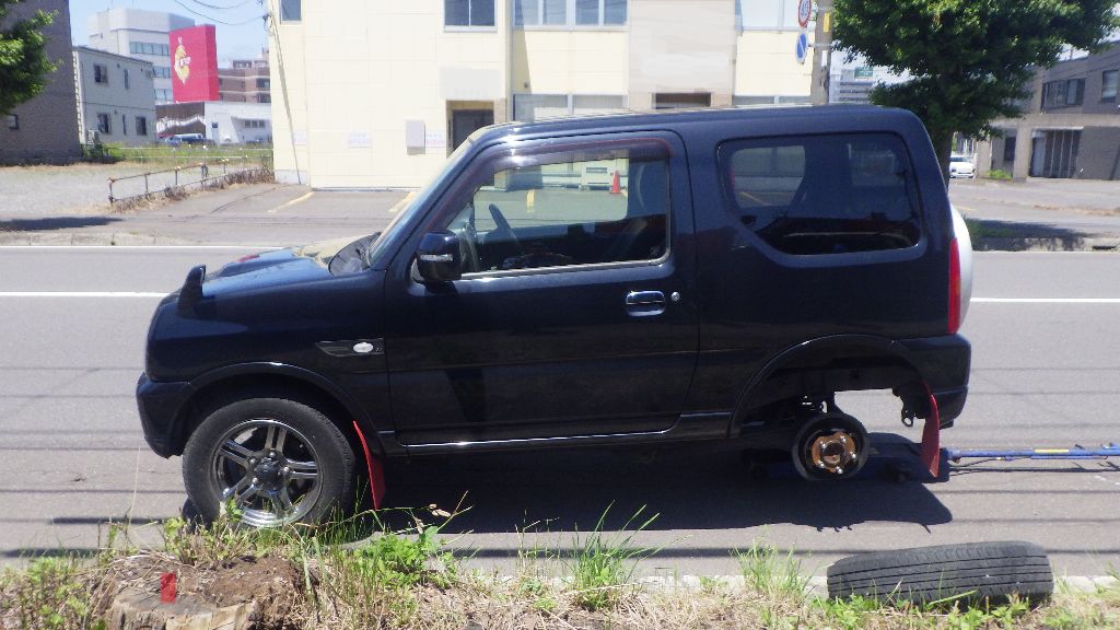 タイヤが脱落した軽自動車（提供：北海道警）