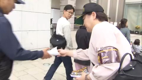 情報提供を呼び掛ける大分県警の警察官