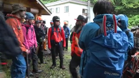 クマ除けスプレーを所持しながら登山道をパトロール
