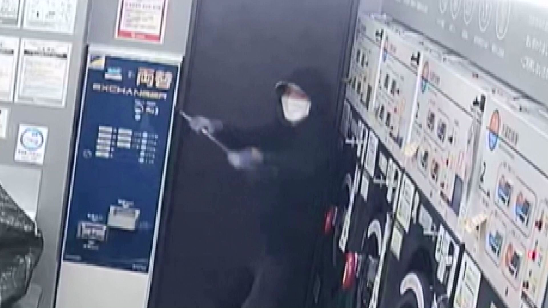 力任せにバールで両替機を壊す男
