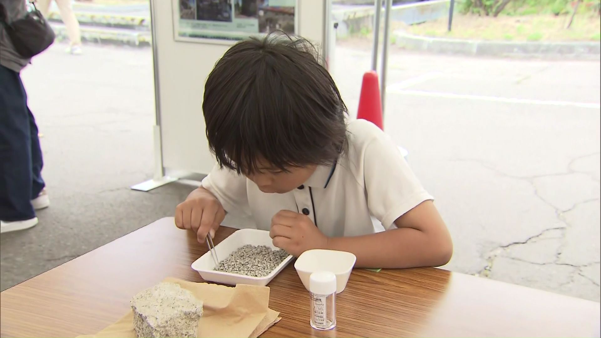 鉱物採取体験をする男の子