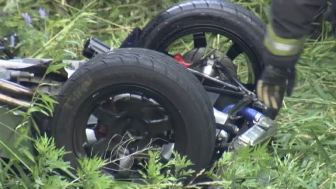 事故を起こしたスポーツカー