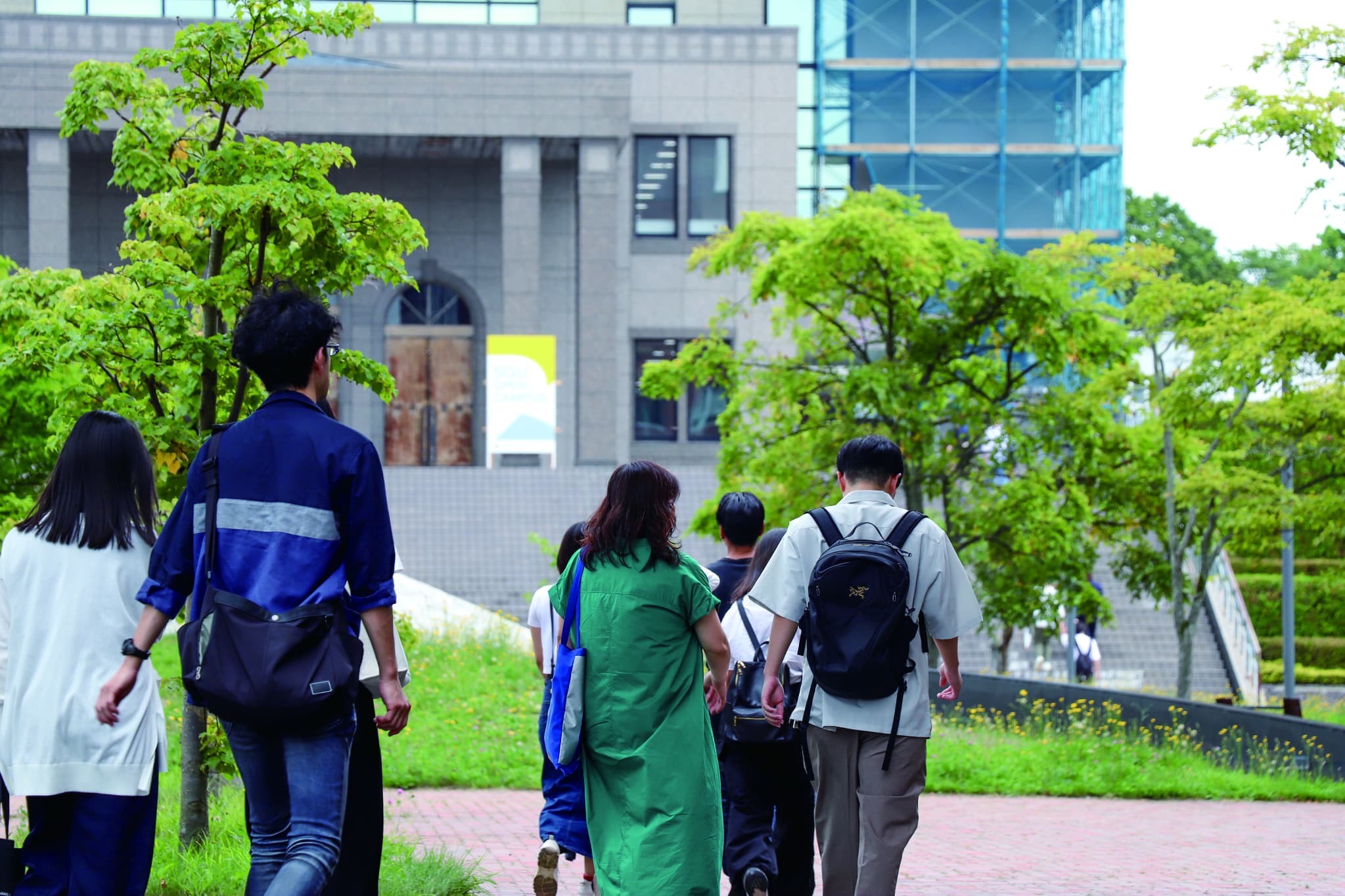 江別キャンパス内を進む参加者(提供:札幌学院大学)
