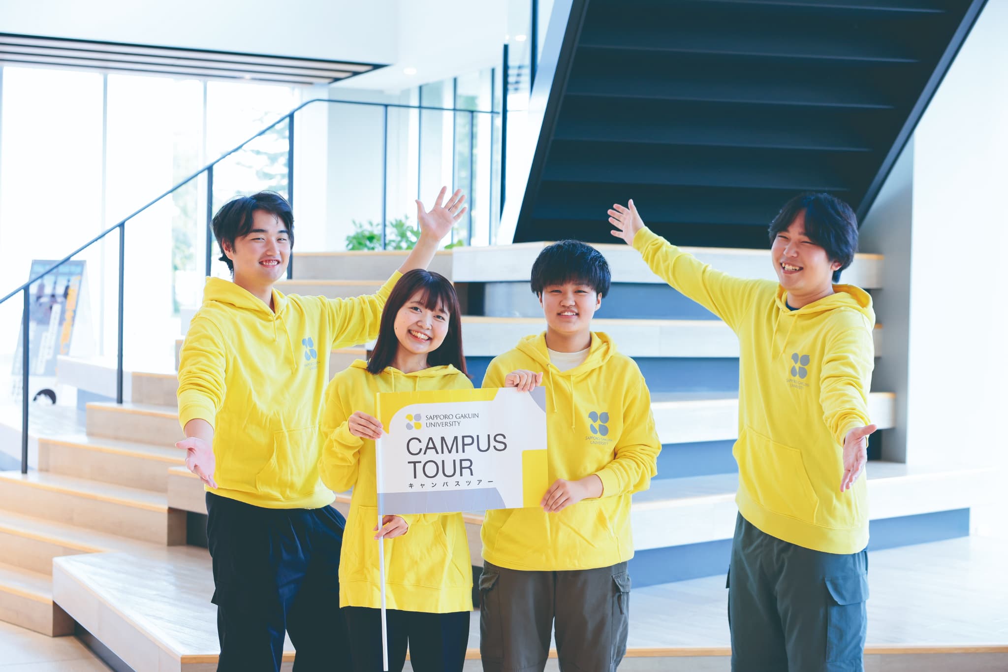 キャンパスツアーを案内する学生スタッフ（提供：札幌学院大学）