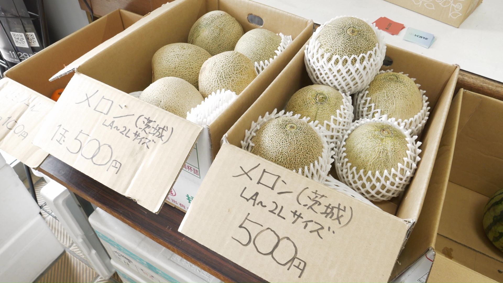 メロンやスイカなどの果物も格安で販売されている