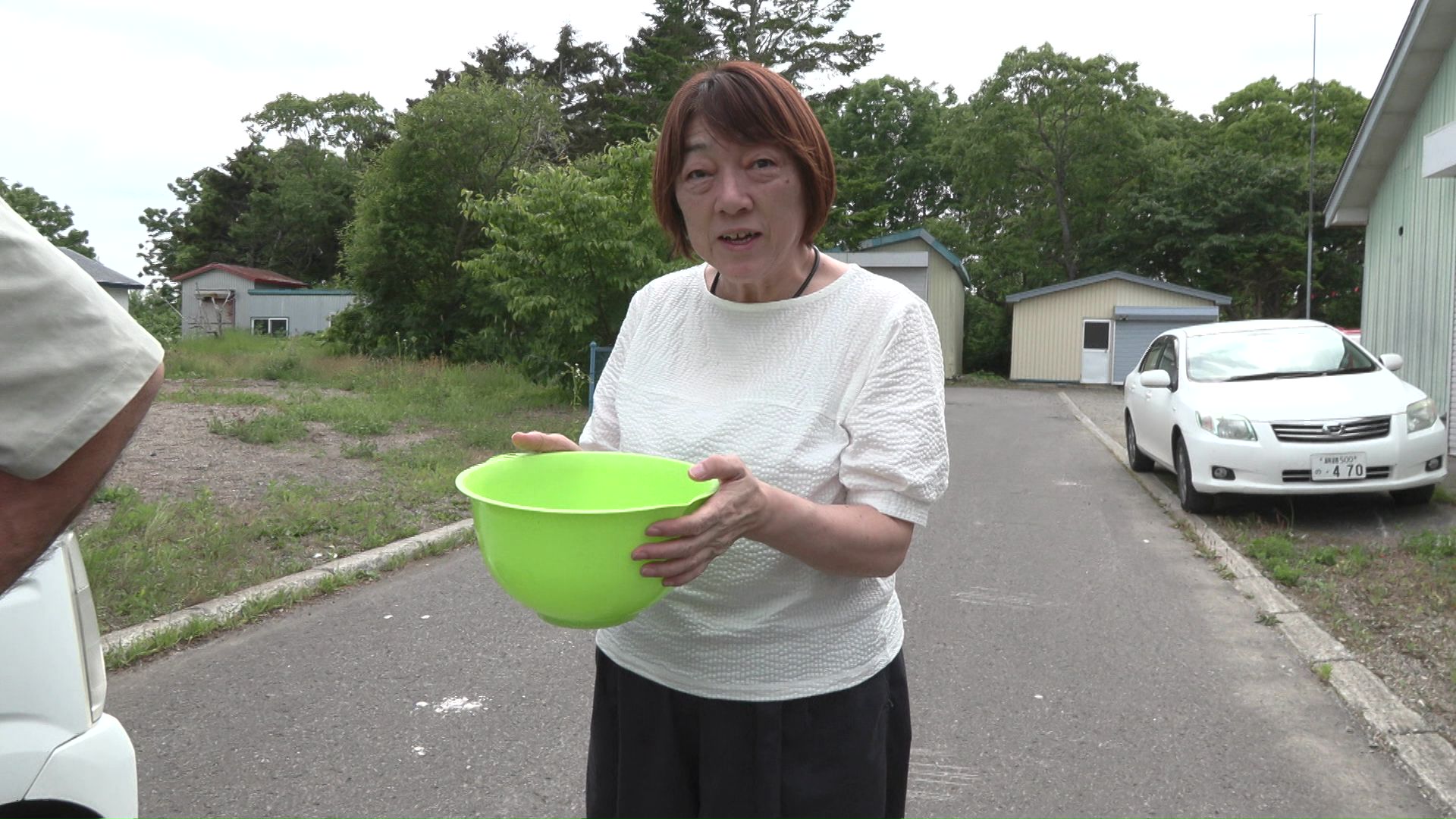思い思いの容器を持って集まる住人たち