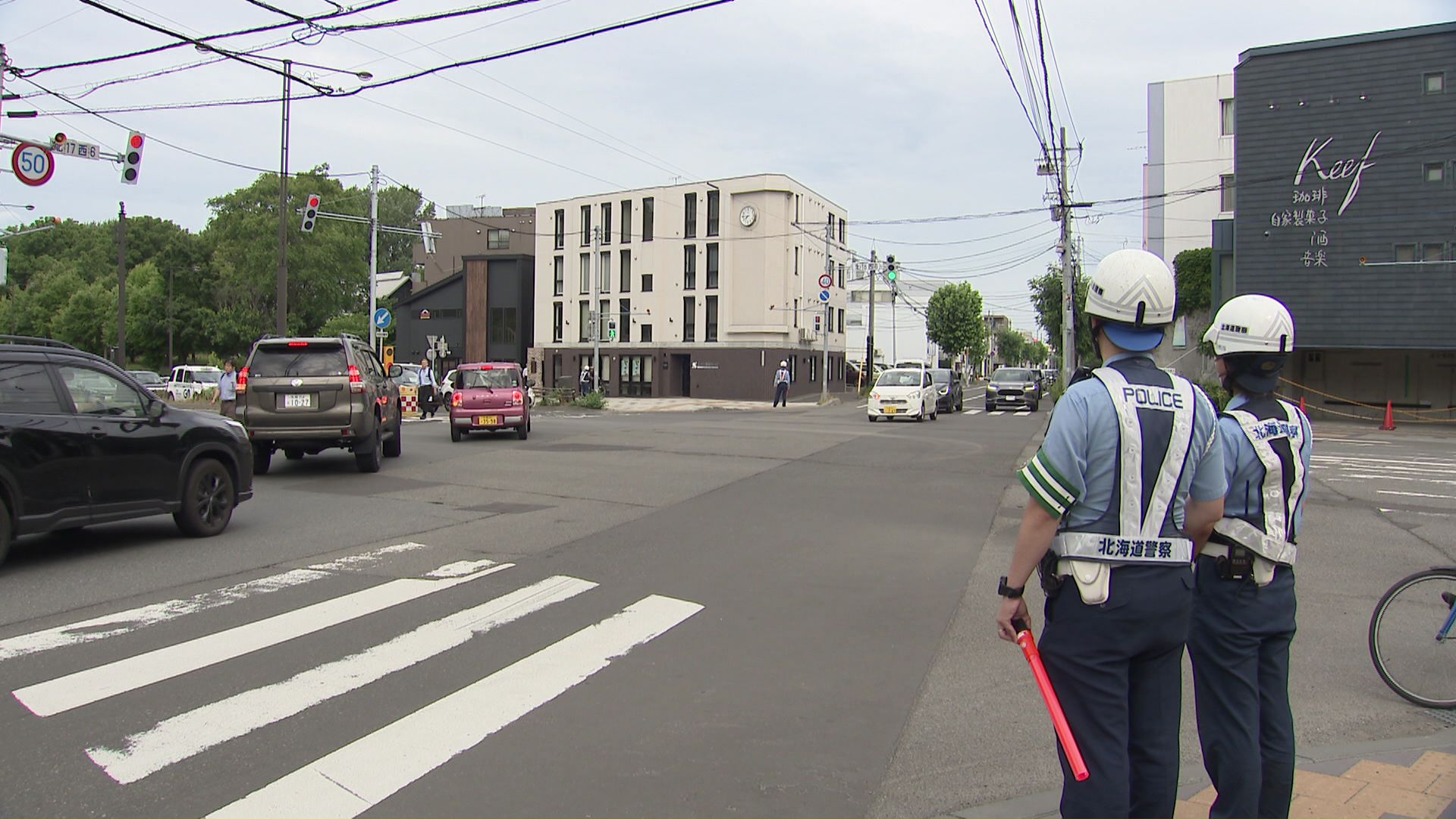 自転車の交通安全を呼びかける警察